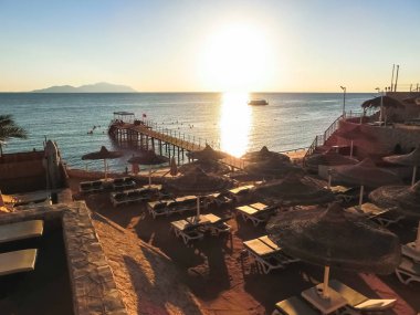 Gün batımında şemsiye ile Kızıldeniz plaj