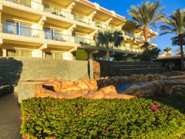 Sharm El Sheikh, Mısır - 31 Aralık 2018: Tropikal lüks Xperience Sea Breeze Resort Red Sea Beach.