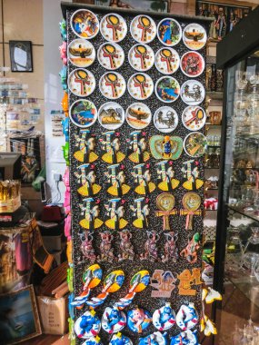 Sharm El Sheikh, Mısır - 06 Ocak 2019: Sharm El Sheikh, Mısır bir Hediyelik eşya dükkanında 06 Ocak 2019 üzerinde görüntülenen çeşitli Arapça antika objeler