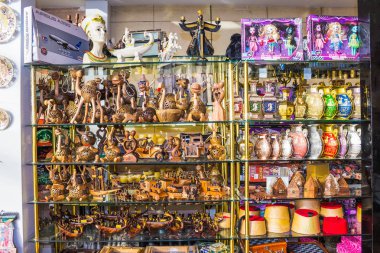 Sharm El Sheikh, Mısır - 06 Ocak 2019: bir Hediyelik eşya dükkanında görüntülenen çeşitli Arapça antika objeler