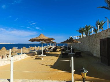 Güneşli bir gün kumsalda Kızıldeniz