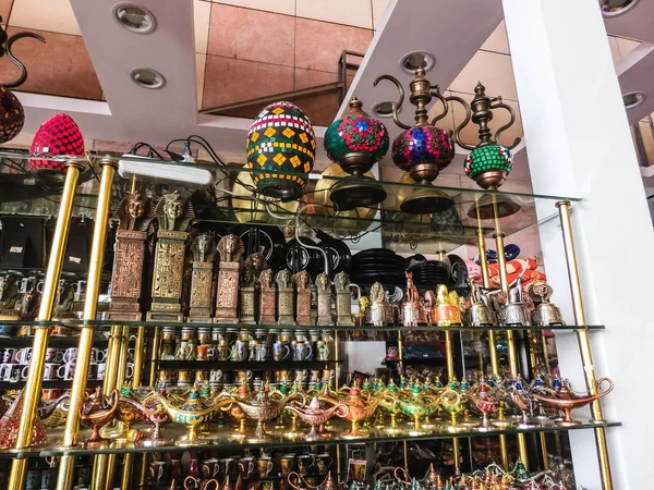 Szarm El-Szejk, Egipt - 06 stycznia 2019: Różne arabski zabytkowe obiekty wyświetlane w sklepie z pamiątkami — Zdjęcie stockowe