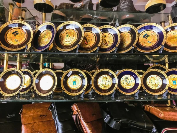Sharm el Sheikh, Ägypten - 06. Januar 2019: verschiedene arabische Antiquitäten in einem Souvenirladen ausgestellt — Stockfoto
