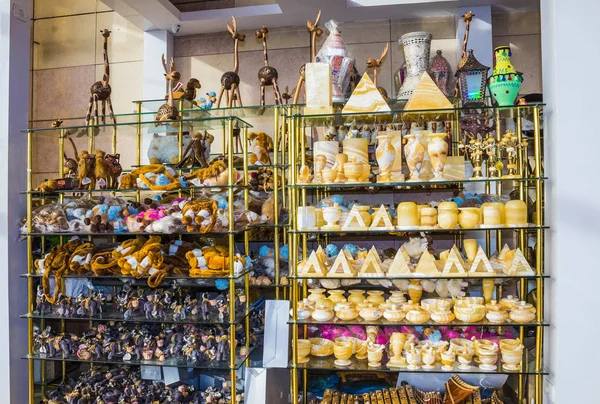 Szarm El-Szejk, Egipt - 06 stycznia 2019: Różne arabski zabytkowe obiekty wyświetlane w sklepie z pamiątkami — Zdjęcie stockowe