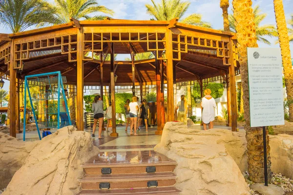 Sharm El Sheikh, Egipto - 31 de diciembre de 2018: Los turistas en el juego de animación en Sultan Gardens Resort — Foto de Stock
