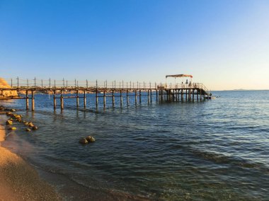 Gün batımında şemsiye ile Kızıldeniz plaj