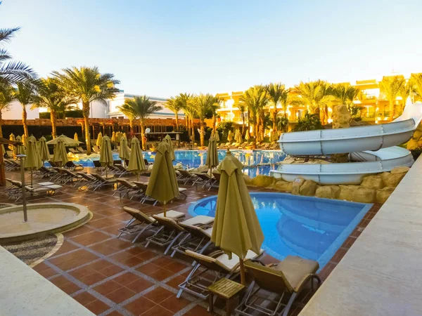 Sharm El Sheikh, Egipto - 31 de diciembre de 2018: Lujo tropical Xperience Sea Breeze Resort en la playa del Mar Rojo . — Foto de Stock
