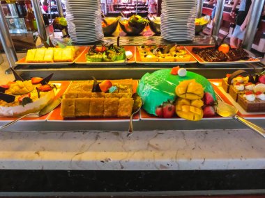 Sharm El Sheikh, Mısır - 31 Aralık 2018: Xperience Sea Breeze Resort restoranında açık büfe yemek