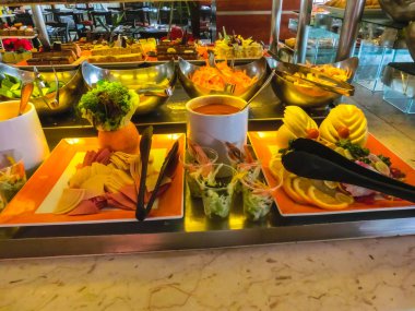 Sharm El Sheikh, Mısır - 31 Aralık 2018: Xperience Sea Breeze Resort restoranında açık büfe yemek