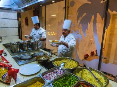 Sharm El Sheikh, Mısır - 31 Aralık 2018: otel restoranında ayakta Mısır cook