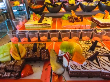 Sharm El Sheikh, Mısır - 31 Aralık 2018: Xperience Sea Breeze Resort restoranında açık büfe yemek