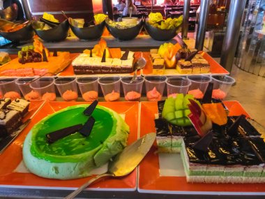 Sharm El Sheikh, Mısır - 31 Aralık 2018: Xperience Sea Breeze Resort restoranında açık büfe yemek