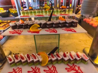 Sharm El Sheikh, Mısır - 31 Aralık 2018: Xperience Sea Breeze Resort restoranında açık büfe yemek