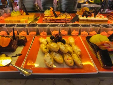 Sharm El Sheikh, Mısır - 31 Aralık 2018: Xperience Sea Breeze Resort restoranında açık büfe yemek