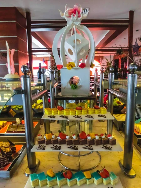 Szarm El-Szejk, Egipt - 31 grudnia 2018 r.: Jedzenie w restauracji bufetowej w obiekcie Xperience Sea Breeze Resort — Zdjęcie stockowe