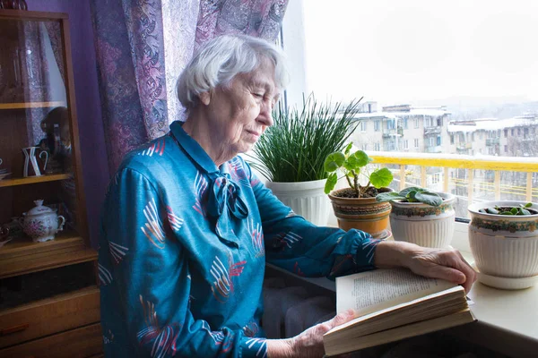 Mujer mayor en casa libro de lectura — Foto de Stock