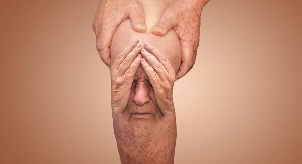 Hombre mayor sosteniendo la rodilla con dolor. Collage. Concepto de dolor abstracto y desesperación . — Foto de Stock