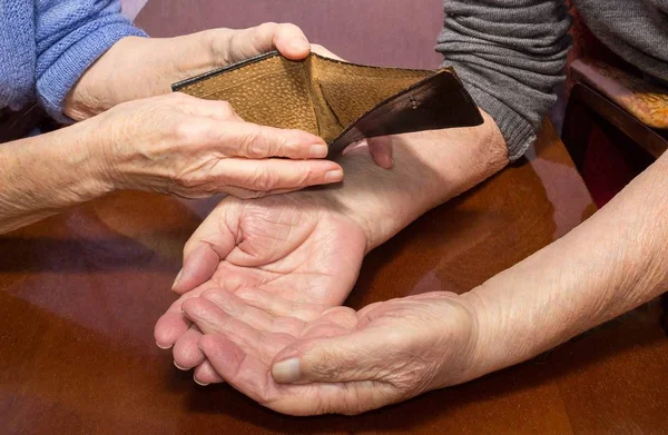 Τα χέρια των ανώτερων γυναίκα με Ανοίξτε τσέπη — Φωτογραφία Αρχείου