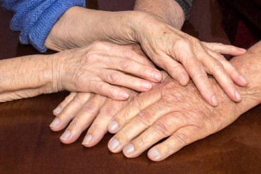 Yaşlı insanlar elele. portre.