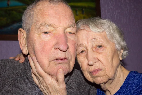 在家中的一对悲伤的老夫妇的肖像 — 图库照片