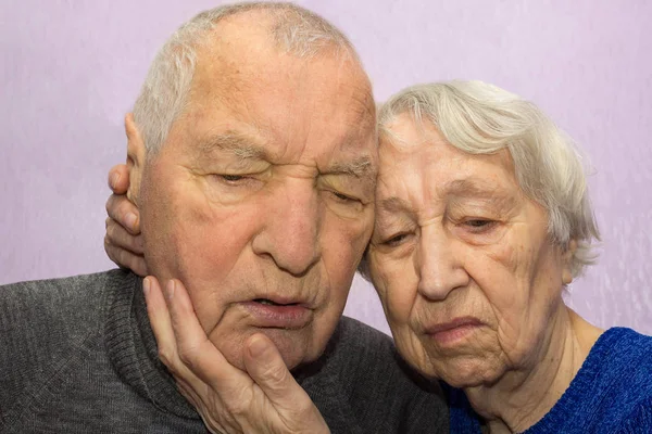 在家中的一对悲伤的老夫妇的肖像 — 图库照片