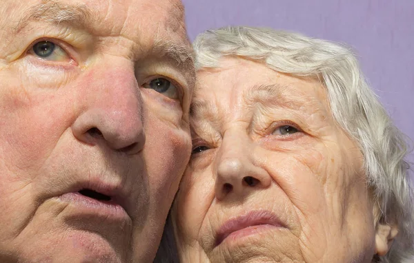 Ritratto di una triste coppia di anziani a casa — Foto Stock