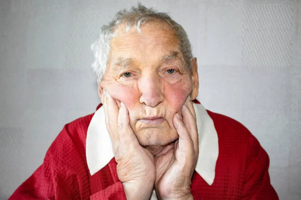 Retrato de un anciano con la cara cerrada por las manos —  Fotos de Stock