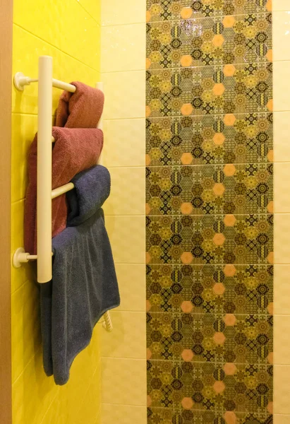 Пустая ванная комната с серой цветной душевой стеной за стойкой для подогрева белого металла — стоковое фото