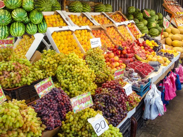 Frutos biológicos frescos no mercado dos agricultores — Fotografia de Stock