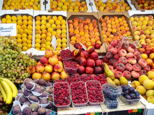 Frutas orgánicas frescas en el mercado de agricultores — Foto de Stock