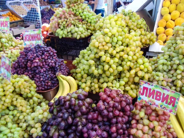 Fresh organic fruits at the farmers market — Stock Photo, Image