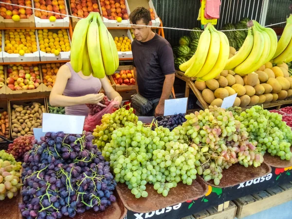 Zaporozhye, Ucrânia - 26 de agosto de 2019: Frutos orgânicos frescos no mercado de agricultores — Fotografia de Stock