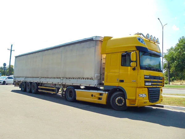 Запоріжжя, Україна-26 серпня, 2019: DAF XF вантажівка на дорозі — стокове фото