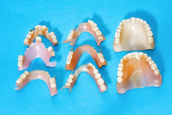 Dentaduras removíveis flexíveis, desprovidas de nylon, hipoalergénicas isentas de monómero . — Fotografia de Stock