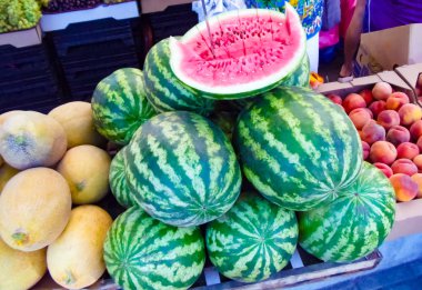 Çiftçi pazarında taze organik meyveler