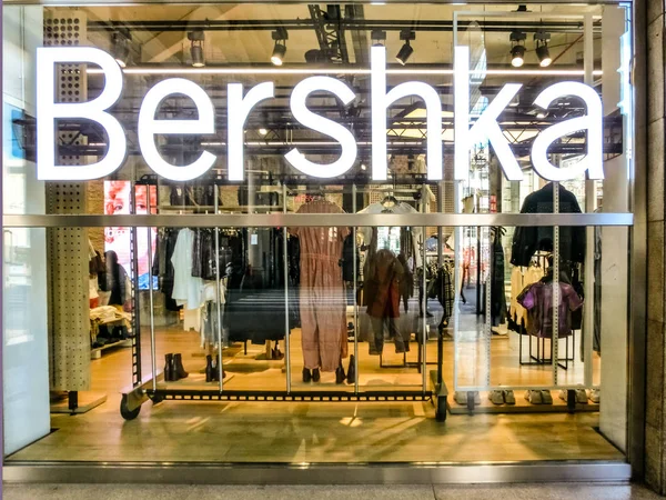 GENOA, ITALIA - 11 de septiembre de 2019: Bershka sign shop window . —  Fotos de Stock