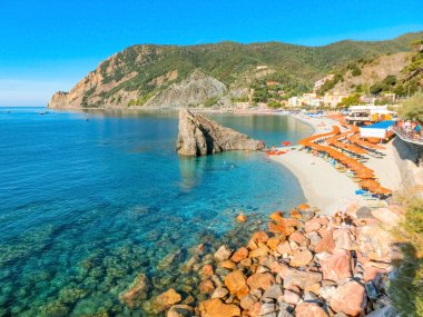 Monterosso al Mare Plajı Panoraması, yaz sezonunda
