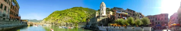 View of the beautiful seaside of Vernazza village in summer in the Cinque Terre area — Stock Photo, Image
