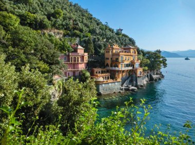 İtalya 'da Portofino yakınlarında deniz kenarındaki villalar