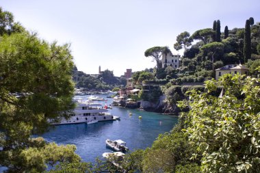 İtalya 'da Portofino yakınlarında deniz kenarındaki villalar