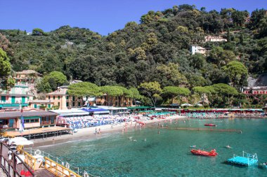 Mavi gökyüzü ve denizin zemin üzerine Cenova'da portofino yakınındaki paraggi olarak bilinen beach