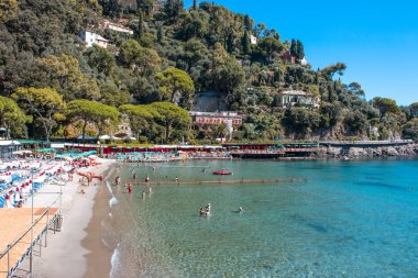 Mavi gökyüzü ve denizin zemin üzerine Cenova'da portofino yakınındaki paraggi olarak bilinen beach
