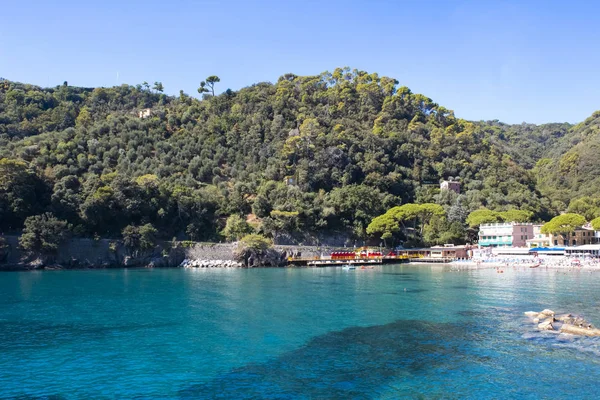 Der als paraggi bekannte Strand in der Nähe von Portofino in Genua auf blauem Himmel und Meeresgrund — Stockfoto