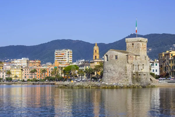海のイタリアの旗上のイタリアの城 - ラパロの城、ポルトフィノイタリア近くのリグーリアジェノヴァティグルリオ湾 . — ストック写真