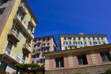 Renkli binalar ve plaj Camogli güneşli yaz gününde, Liguria