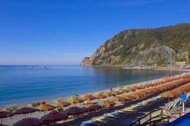 Monterosso al Mare Plajı Panoraması, yaz sezonunda