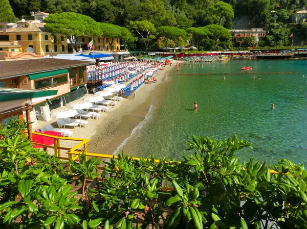 Plaża, znany jako paraggi w pobliżu portofino w Genui na niebieskim tle niebo i morze — Zdjęcie stockowe