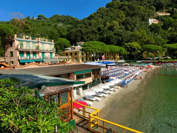 Playa conocida como paraggi cerca de portofino en Génova sobre un cielo azul y fondo marino — Foto de Stock