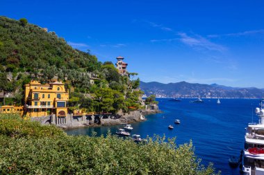 İtalya 'da Portofino yakınlarında deniz kenarındaki villalar