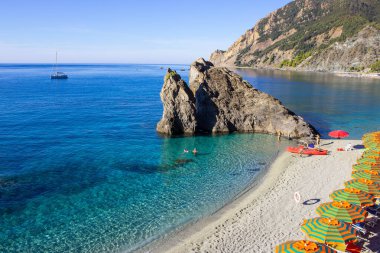 Monterosso al Mare Plajı Panoraması, yaz sezonunda